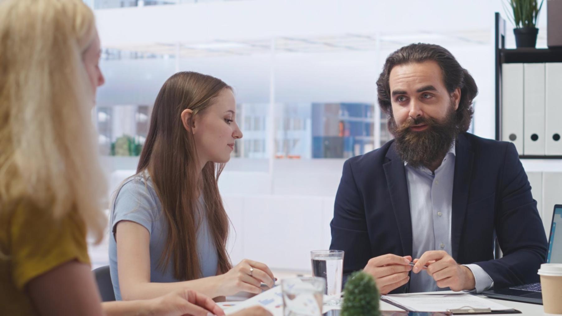 Espace de travail moderne avec outils financiers