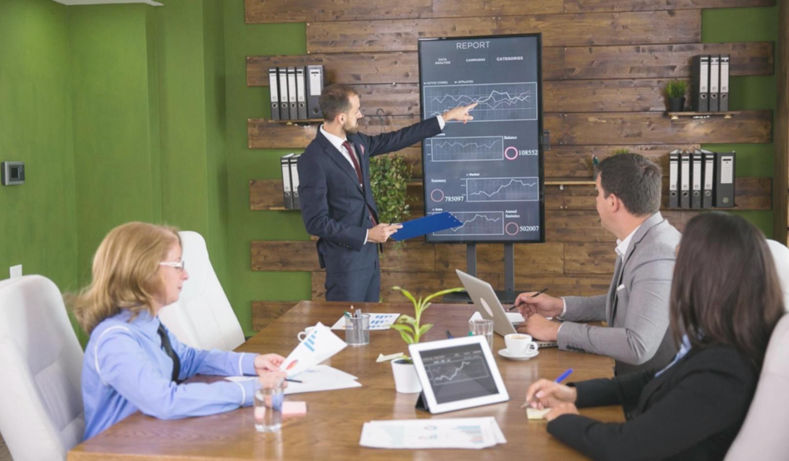 Espace de formation moderne avec équipements pour l'apprentissage en finance digitale